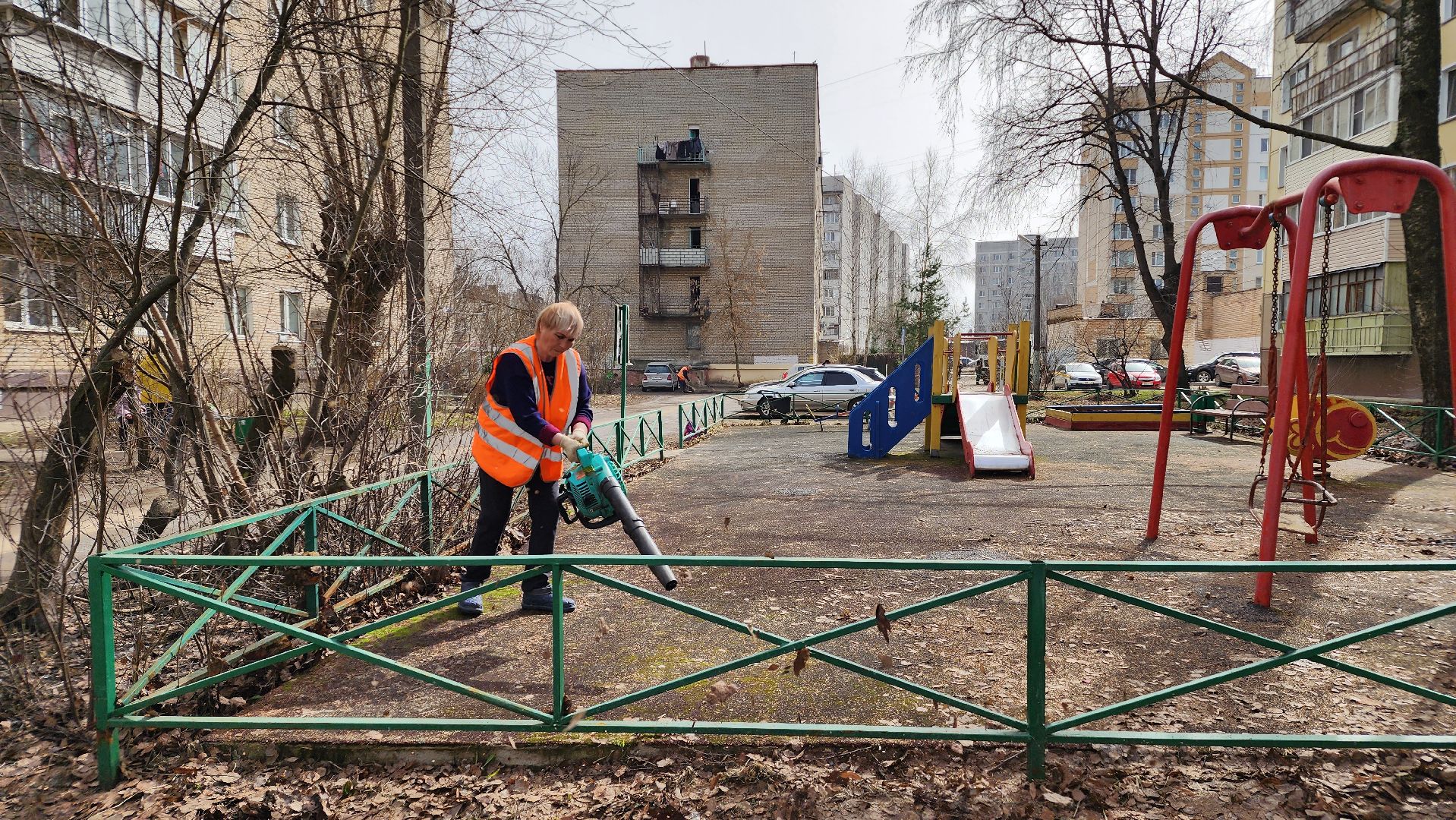 уборка дворов после зимы, благоустройство, уборка города, Лосино-Петровский,