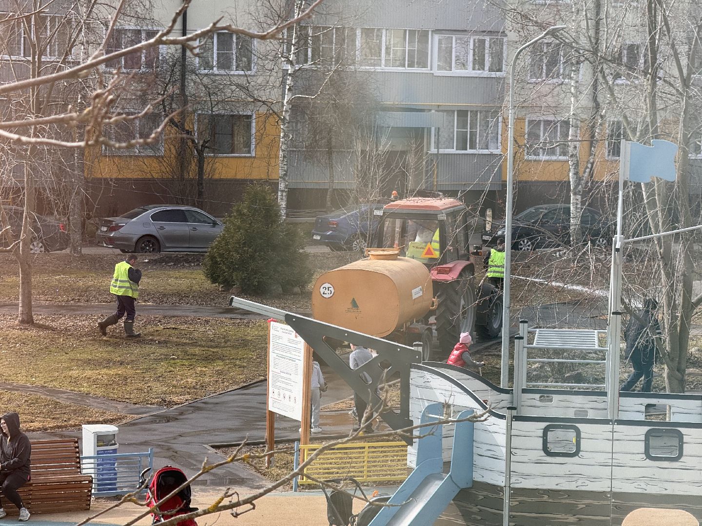 шаховская, уборка города, уборка дворов, уборка дворов после зимы,