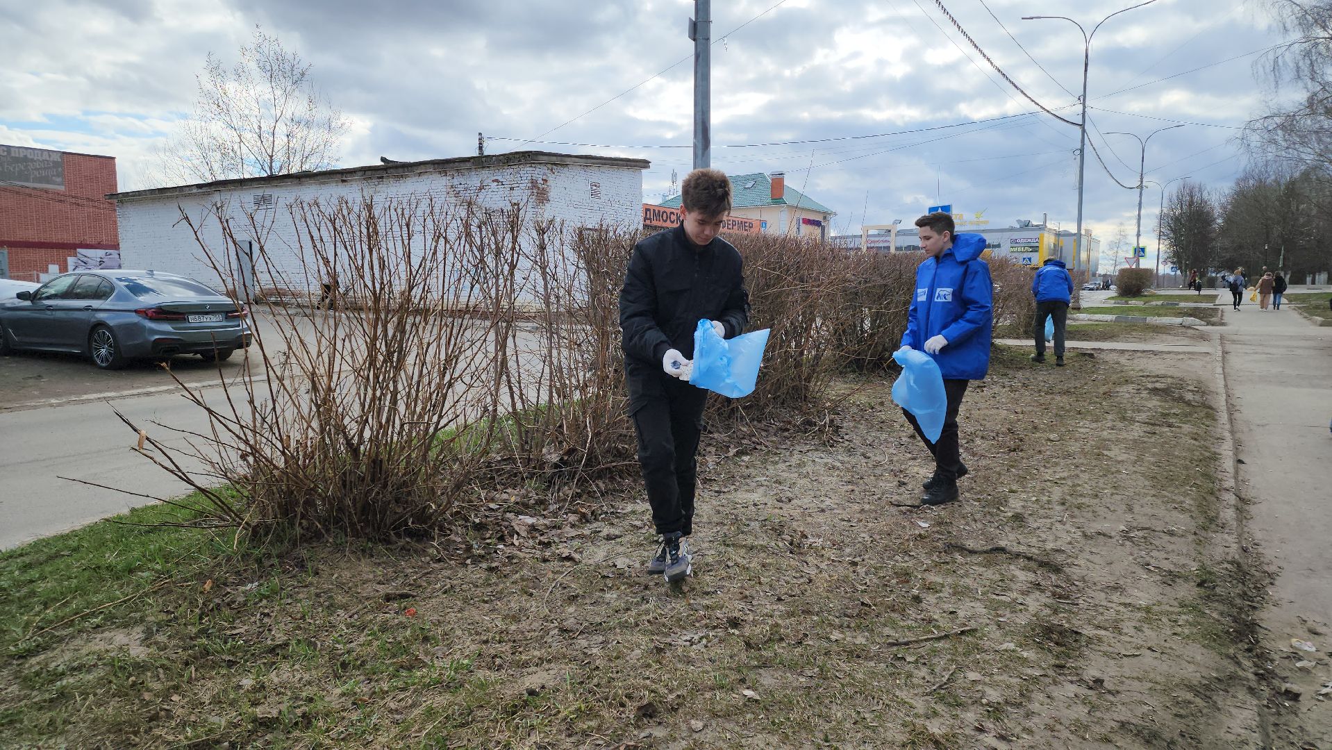 кашира, молодая гвардия, волонтеры, субботник, чистый путь, уборка мусора,