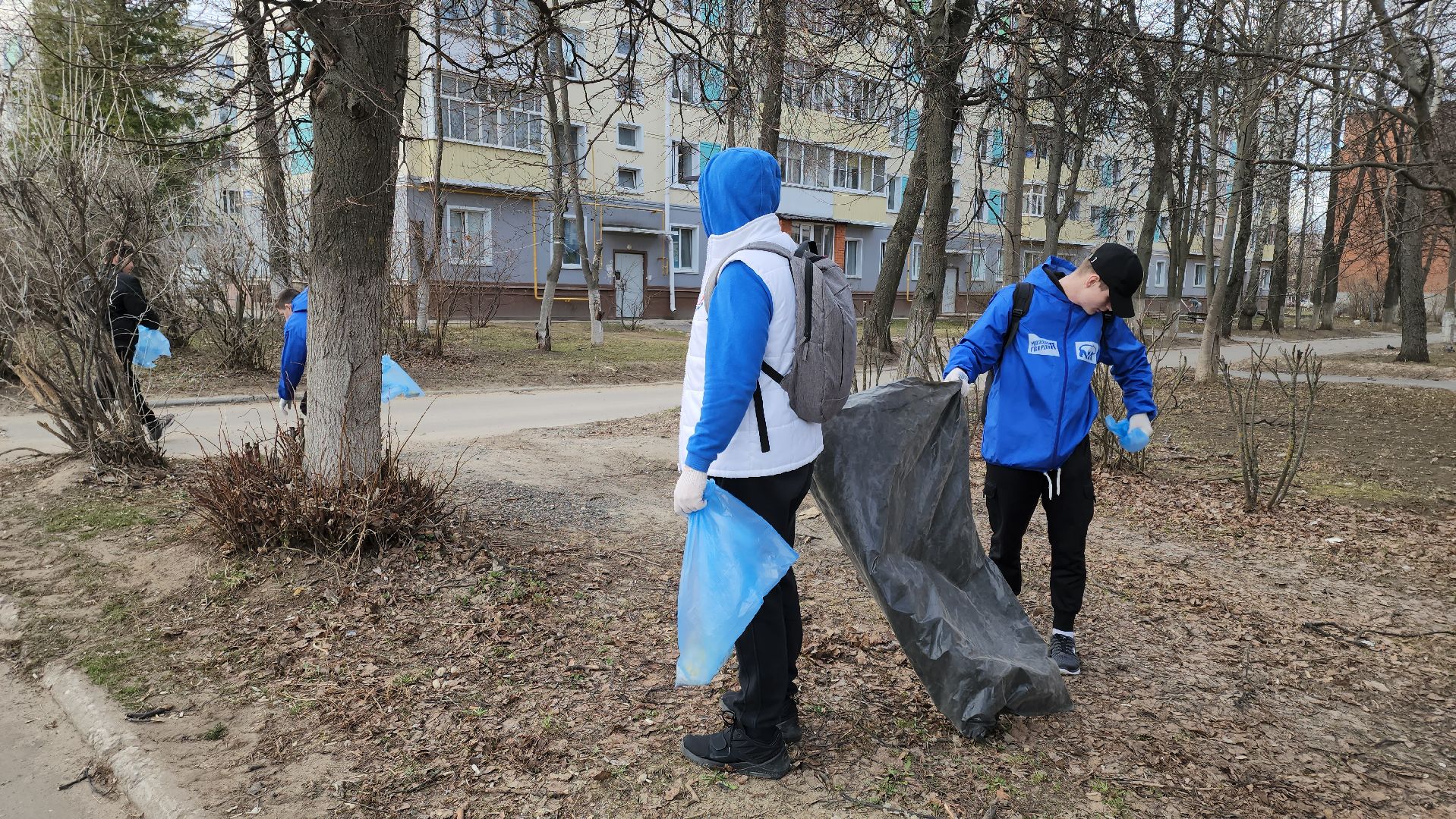 кашира, молодая гвардия, волонтеры, субботник, чистый путь, уборка мусора,