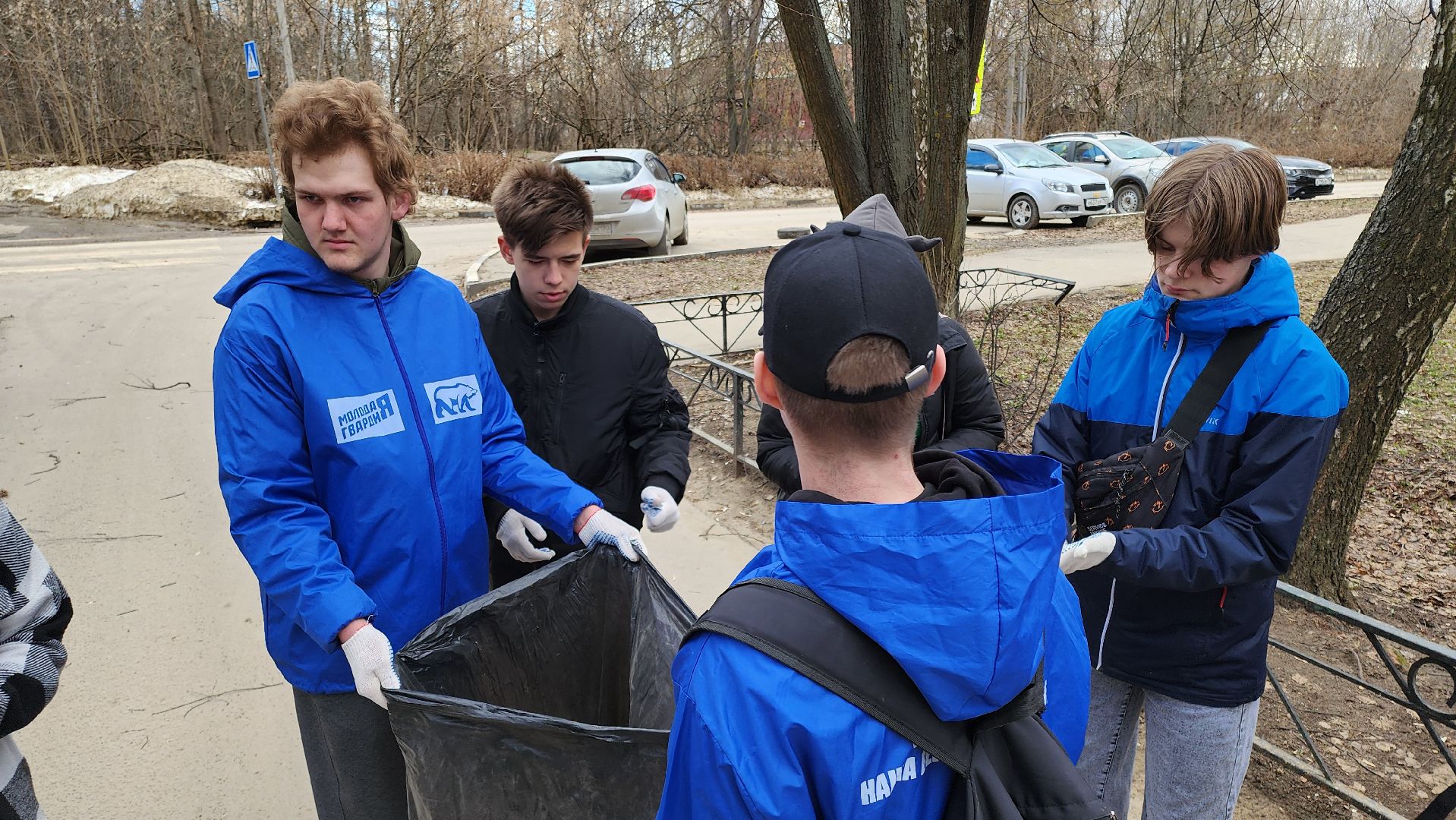 кашира, молодая гвардия, волонтеры, субботник, чистый путь, уборка мусора,