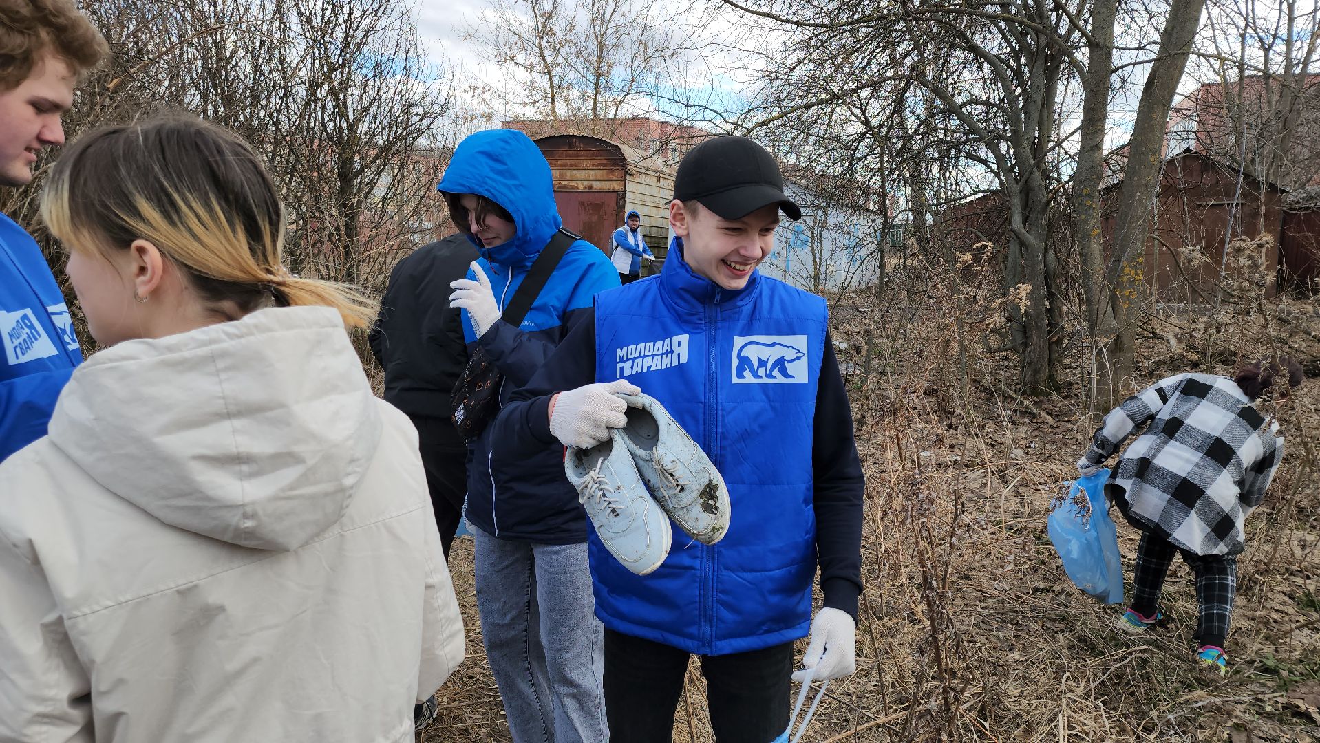 кашира, молодая гвардия, волонтеры, субботник, чистый путь, уборка мусора,