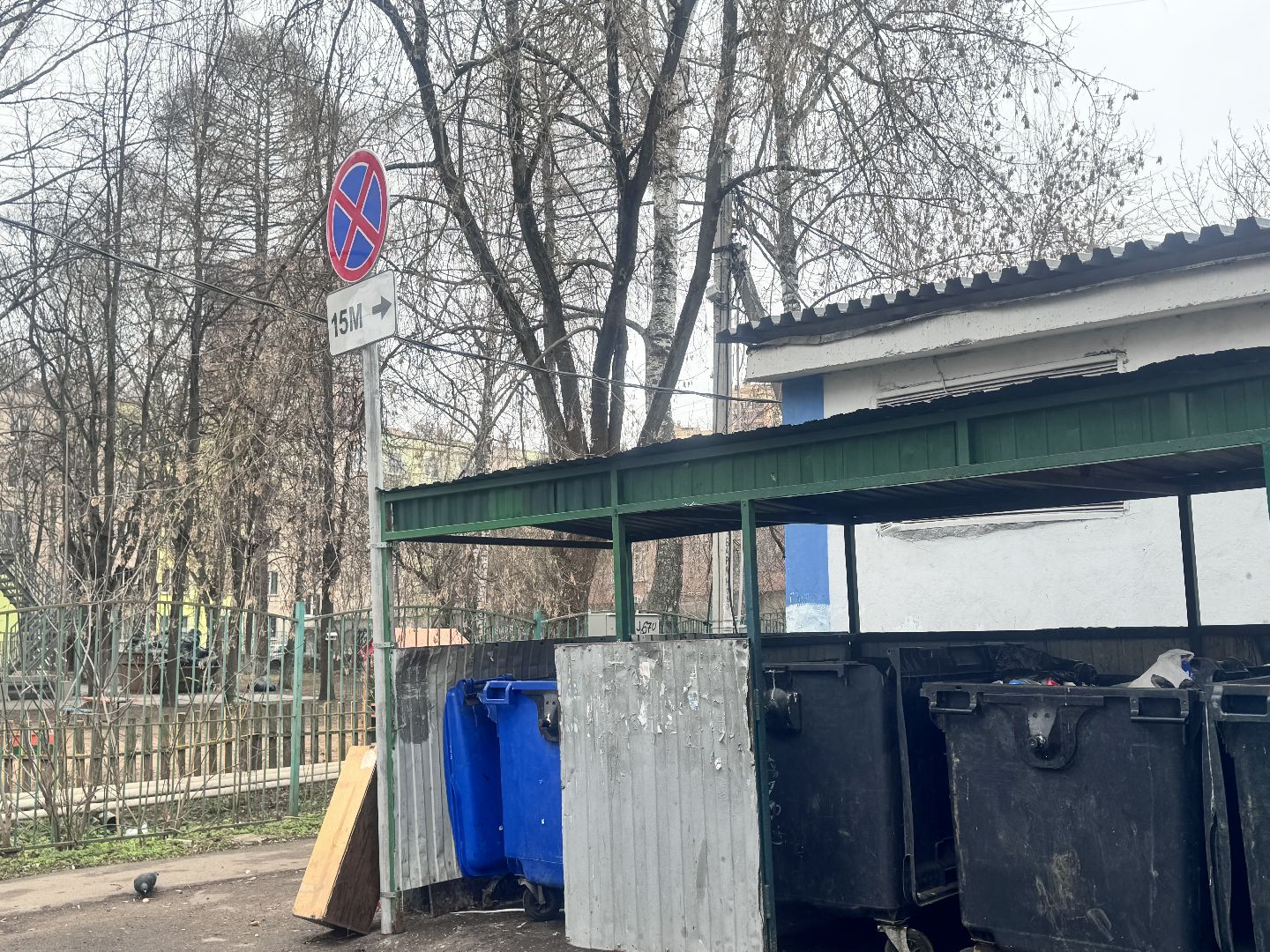 Солнечногорск, мусорные контейнеры, дорожный знак, парковка запрещена, парковка у контейнерных площадок,