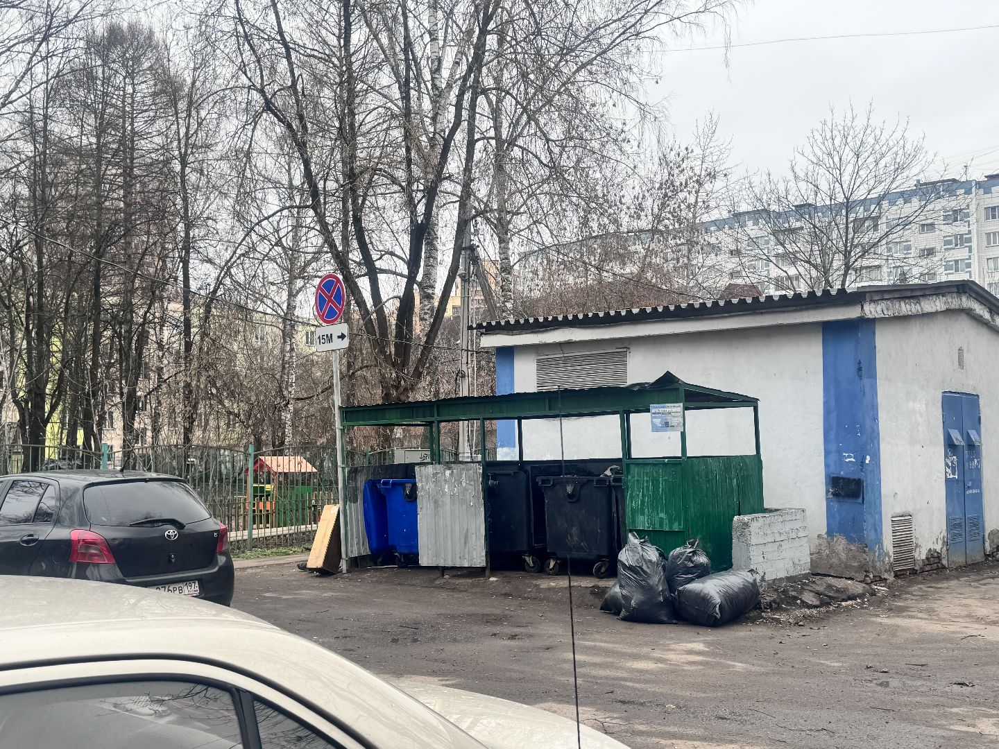 Солнечногорск, мусорные контейнеры, дорожный знак, парковка запрещена, парковка у контейнерных площадок,