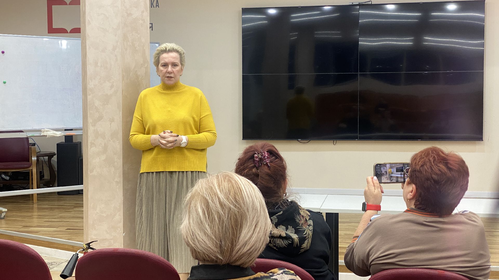 кризисный психолог, встреча с жителями, чрезвычайные ситуации, стресс, психологическая помощь,