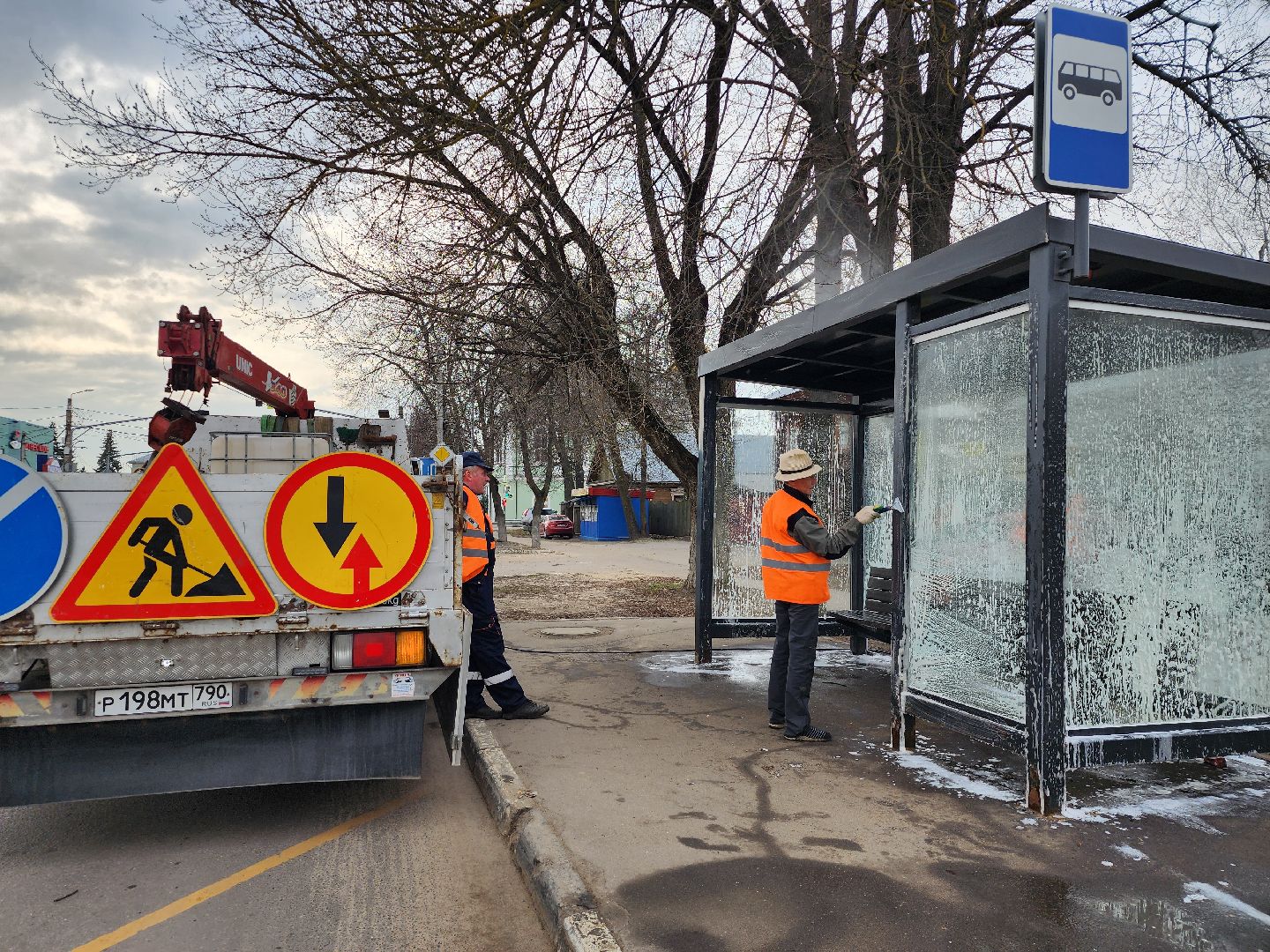 коммунальные службы, уборка, остановочный павильон, Старая Купавна, Богородский городской округ,