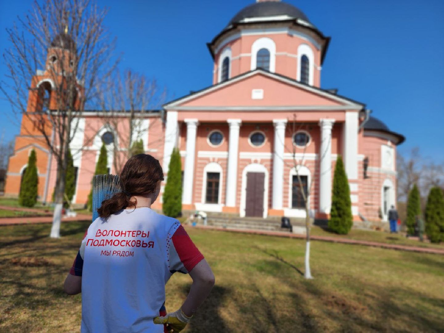 можайск, можайский городской округ, подмосковье, субботник, волонтеры, уборка территории, храм, месяц чистоты и благоустройства,