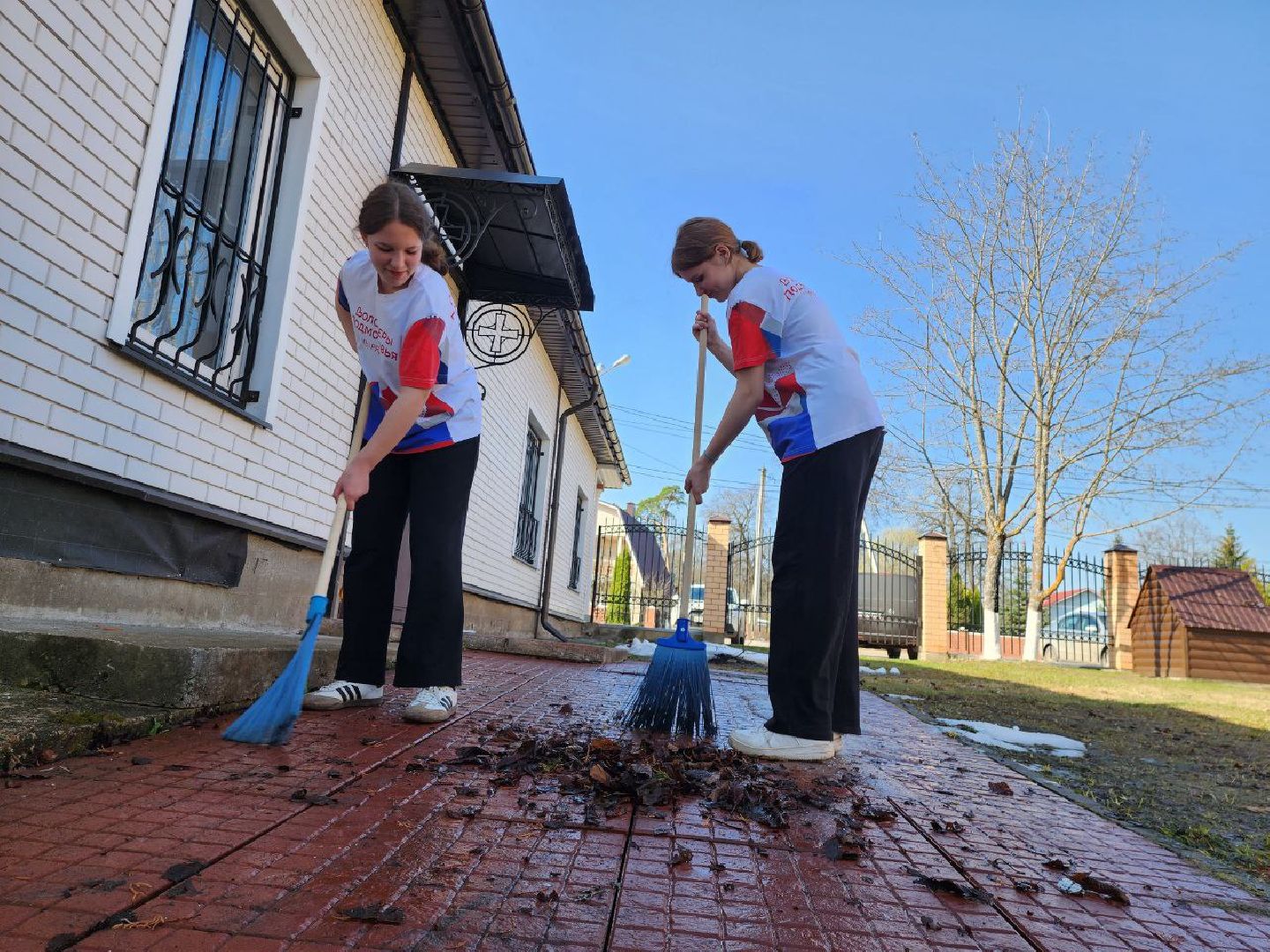 можайск, можайский городской округ, подмосковье, субботник, волонтеры, уборка территории, храм, месяц чистоты и благоустройства,