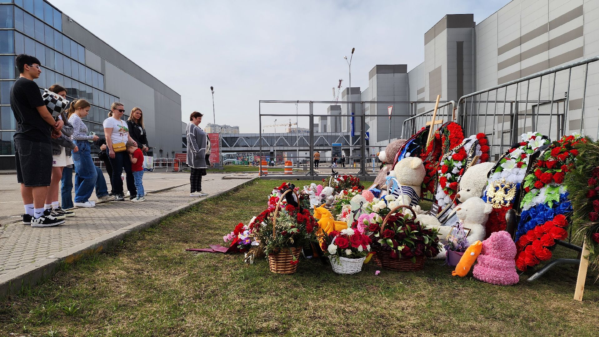 красногорск, крокус сити холл, мемориал в память о жертвах терракта в красногорс,