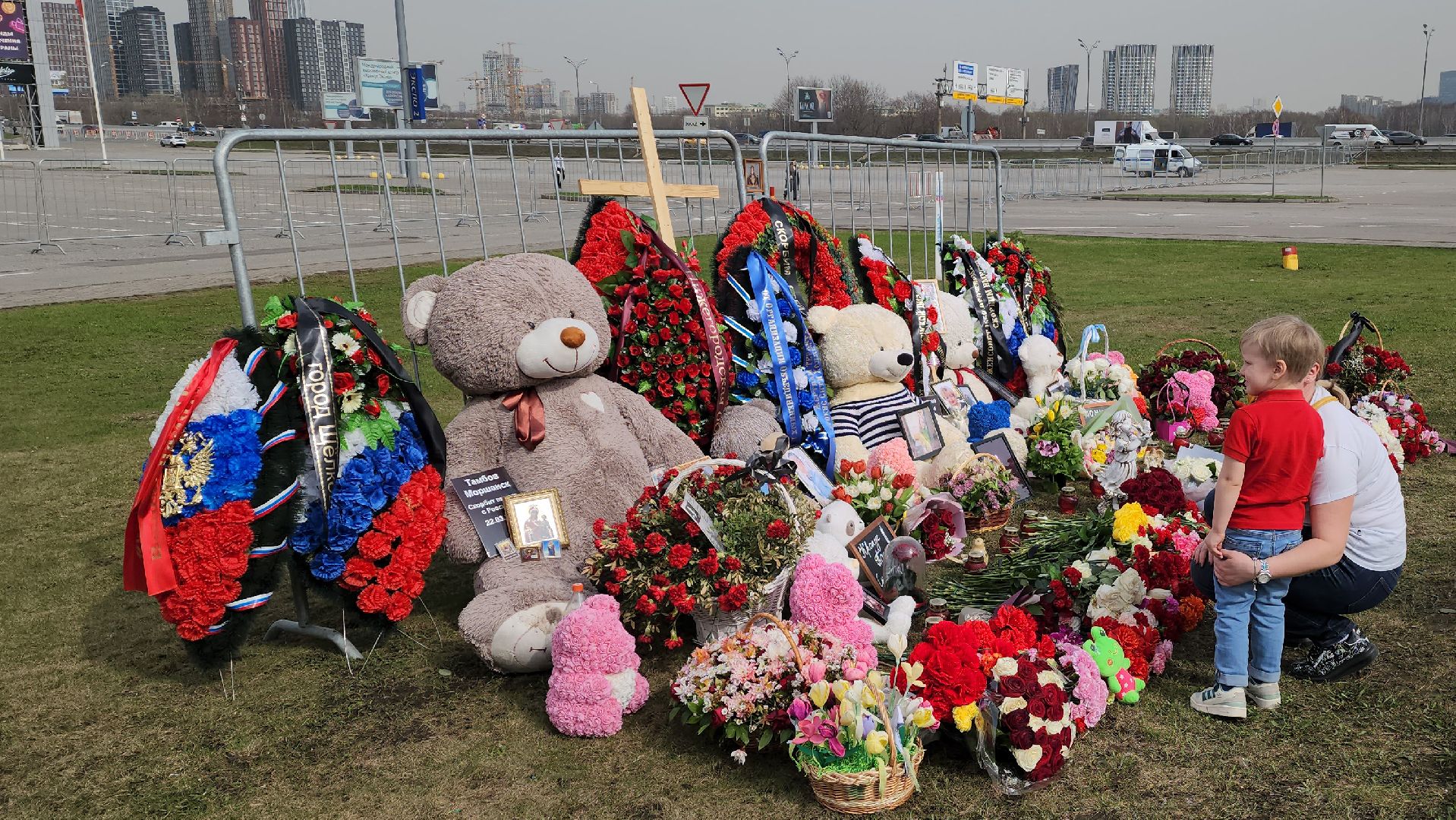 красногорск, крокус сити холл, мемориал в память о жертвах терракта в красногорс,