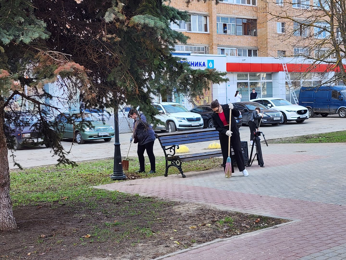 серпухов, уборка территории, подмосковье, журналисты, субботник,