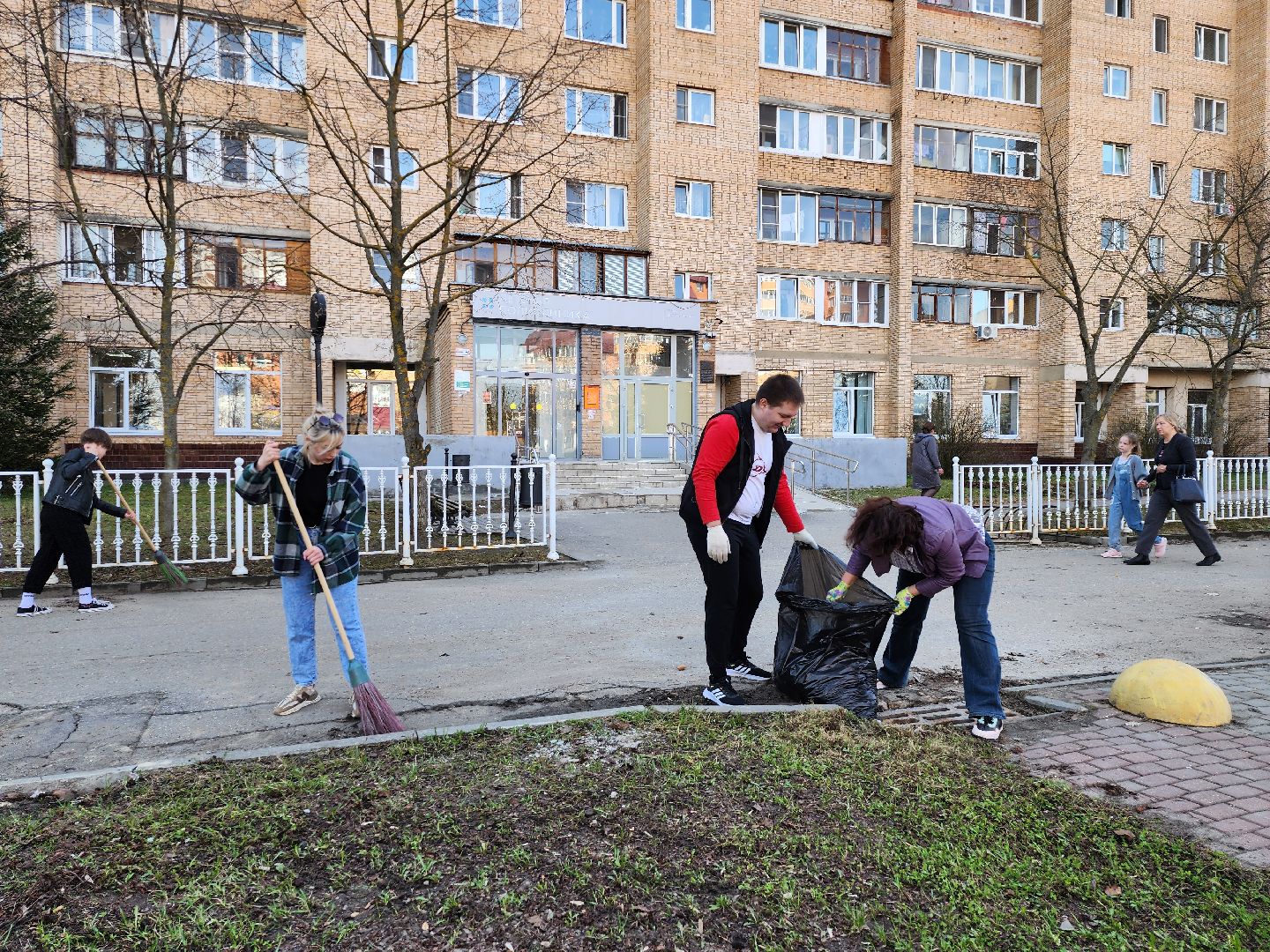серпухов, уборка территории, подмосковье, журналисты, субботник,