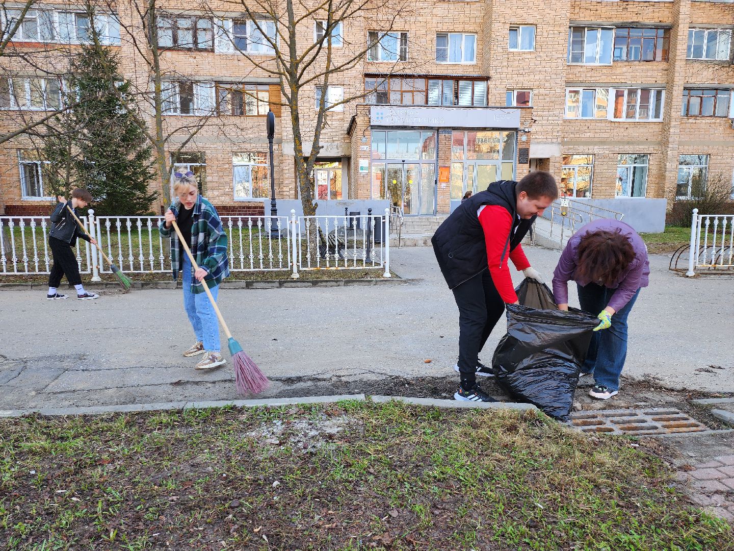 серпухов, уборка территории, подмосковье, журналисты, субботник,