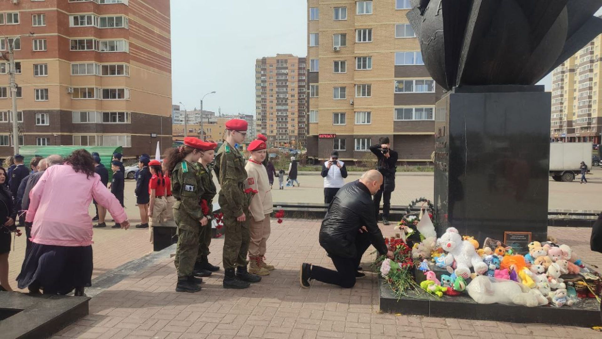 митинг, возложение цветов, памятник, Международный день освобождения узников фашистских концлагерей, юнармия,
