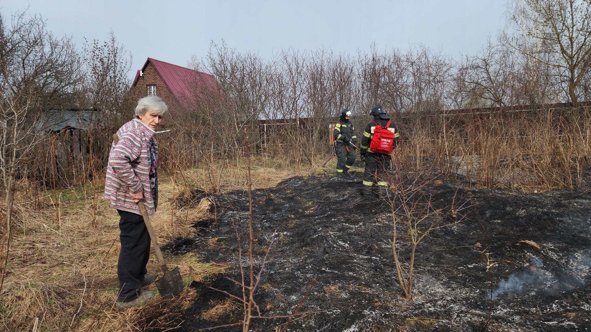 кашира, баскачи, горки, мособлпожспас, пожар, пал травы, тушение пожара, противопожарный ранец,