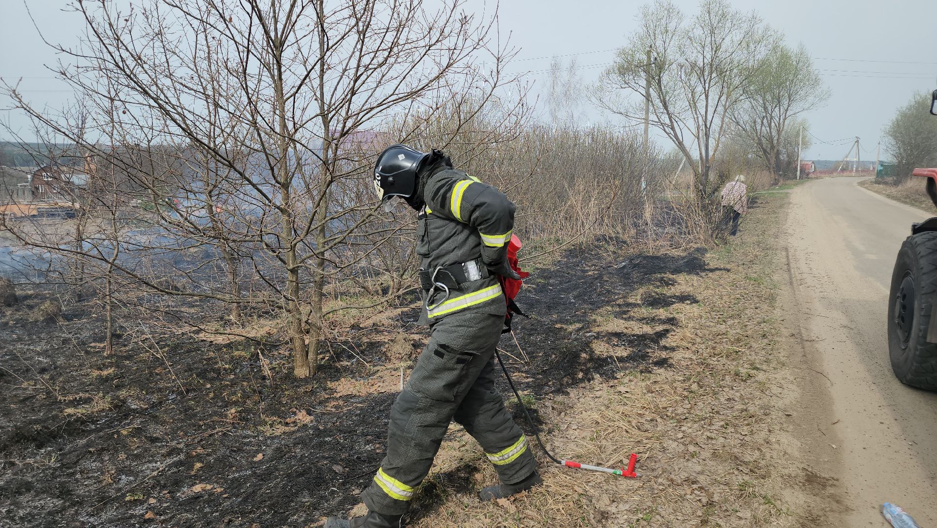 кашира, баскачи, горки, мособлпожспас, пожар, пал травы, тушение пожара, противопожарный ранец,