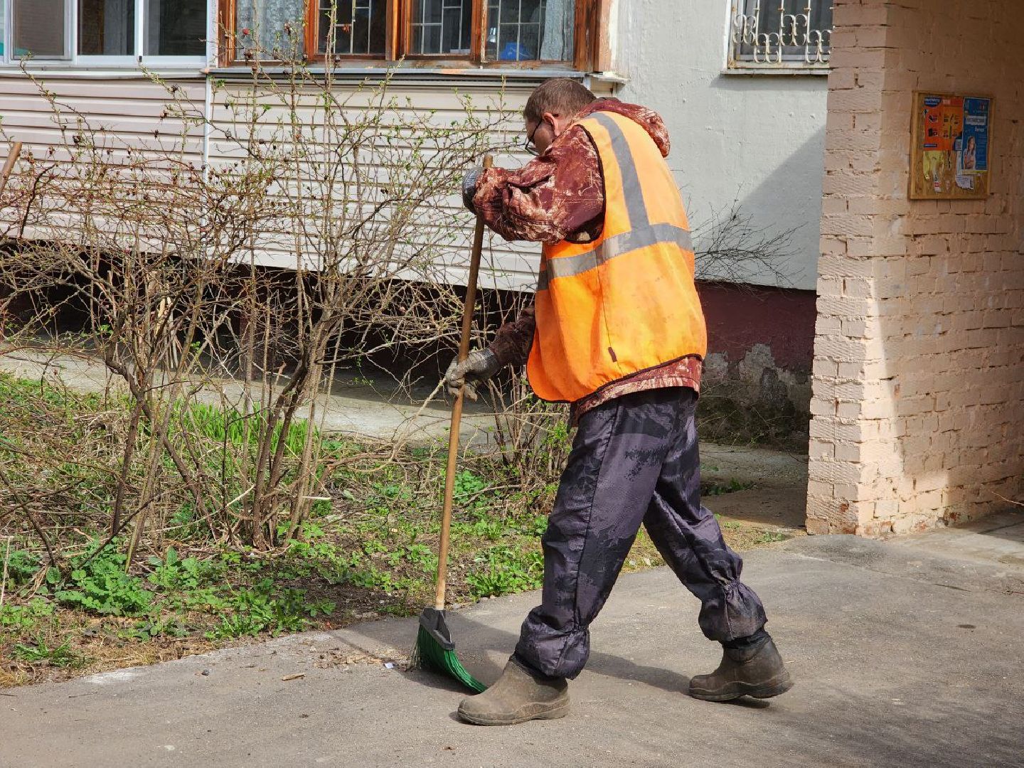 можайск, можайский городской округ, подмосковье, месяц чистоты и благоустройства, уборка дворов после зимы, жкх, благоустройство,