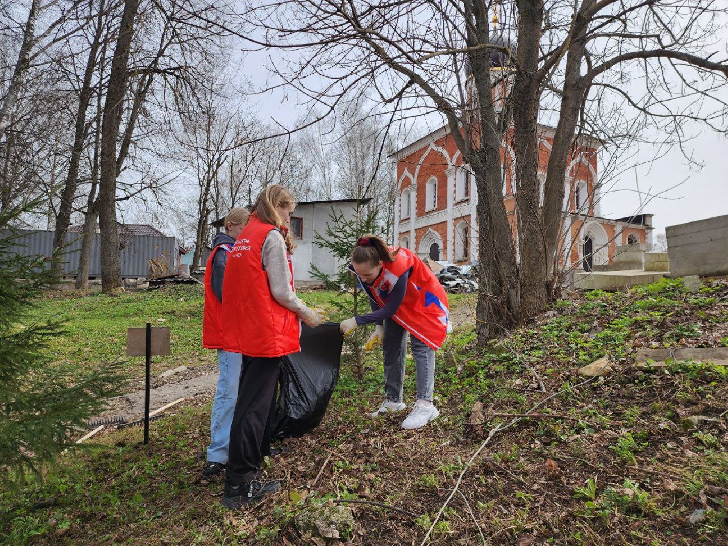 можайск, можайский городской округ, подмосковье, субботники, волонтеры, благоустройство, месяц чистоты и благоустройства, добровольцы, Никольский собор,