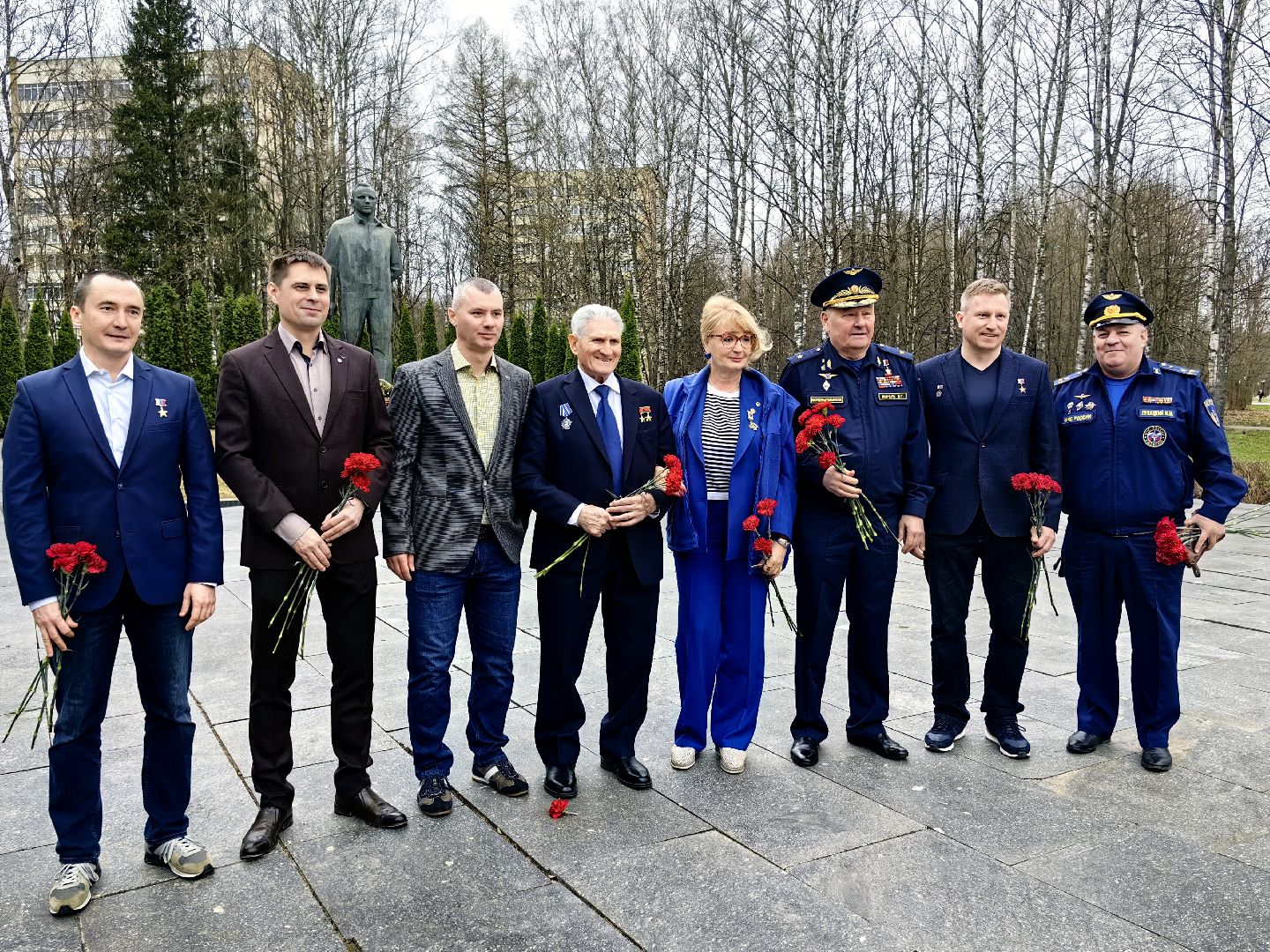 день космонавтики, памятник Юрию Гагарину, возложение цветов, Космонавт Борис Волынов,