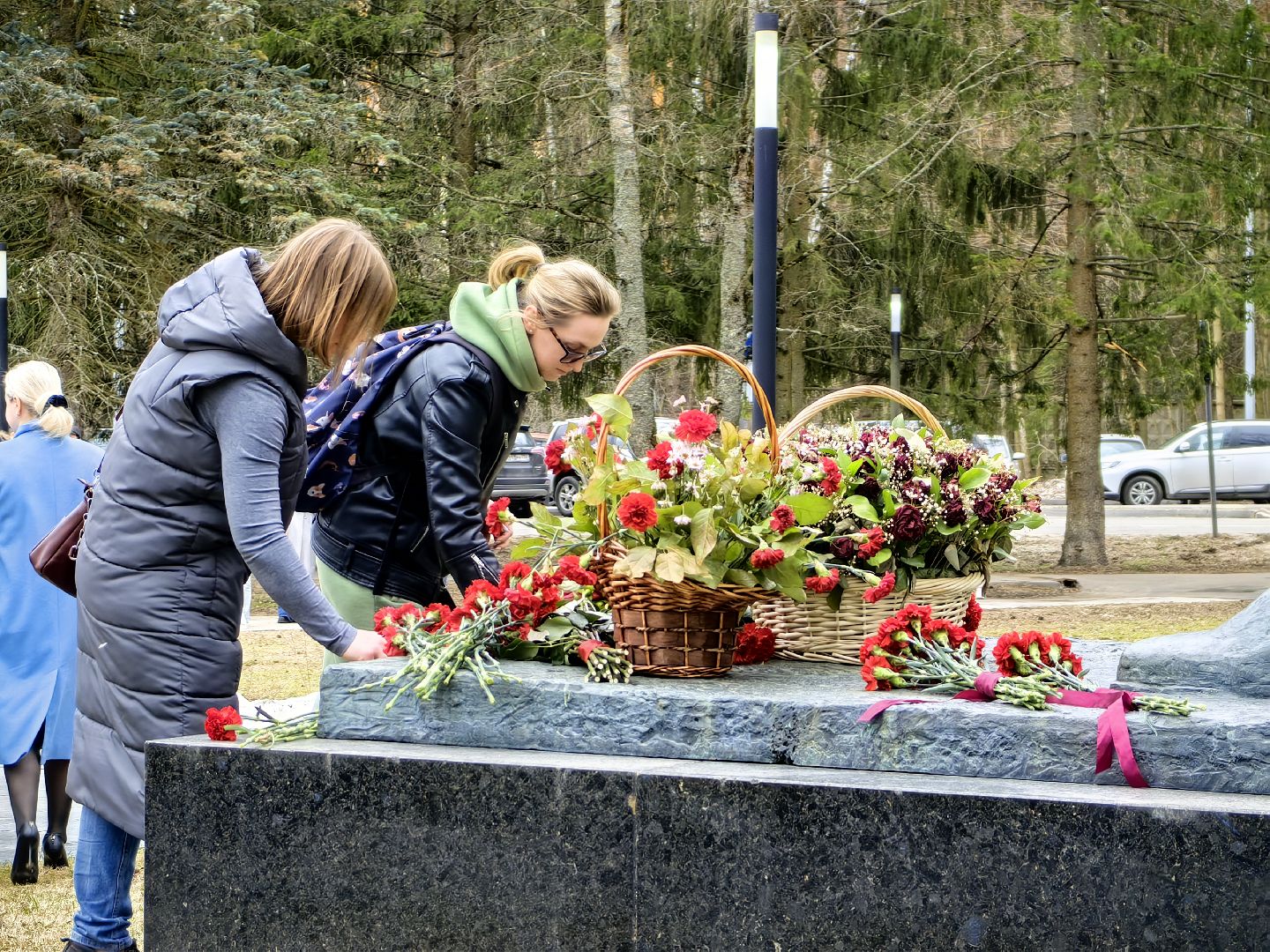 день космонавтики, памятник Юрию Гагарину, возложение цветов, Космонавт Борис Волынов,