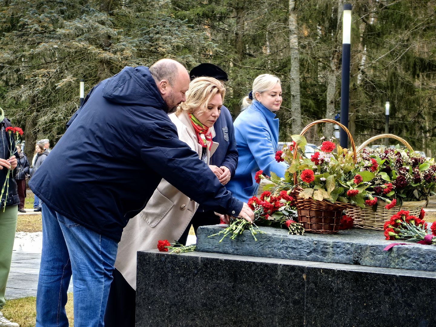 день космонавтики, памятник Юрию Гагарину, возложение цветов, Космонавт Борис Волынов,