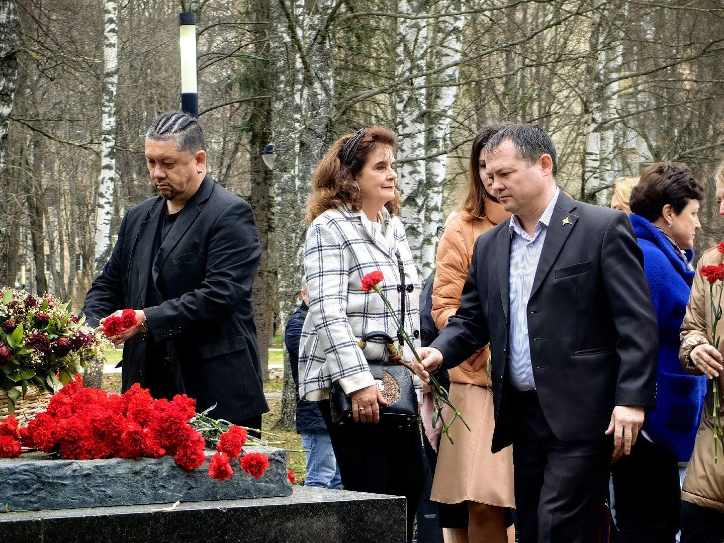 день космонавтики, памятник Юрию Гагарину, возложение цветов, Космонавт Борис Волынов,