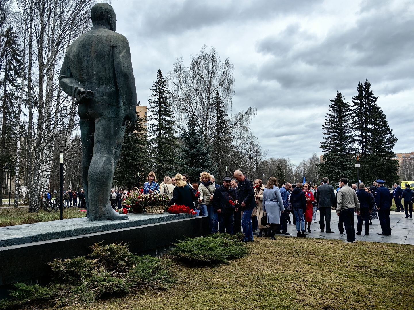 день космонавтики, памятник Юрию Гагарину, возложение цветов, Космонавт Борис Волынов,