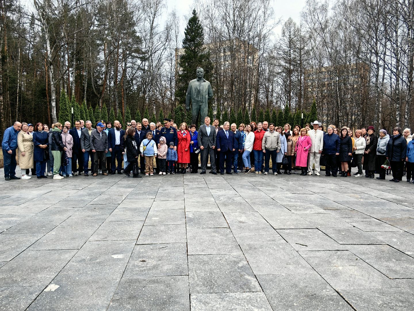 день космонавтики, памятник Юрию Гагарину, возложение цветов, Космонавт Борис Волынов,