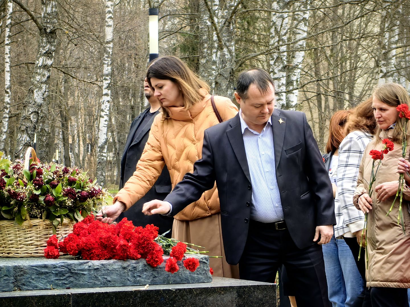 день космонавтики, памятник Юрию Гагарину, возложение цветов, Космонавт Борис Волынов,