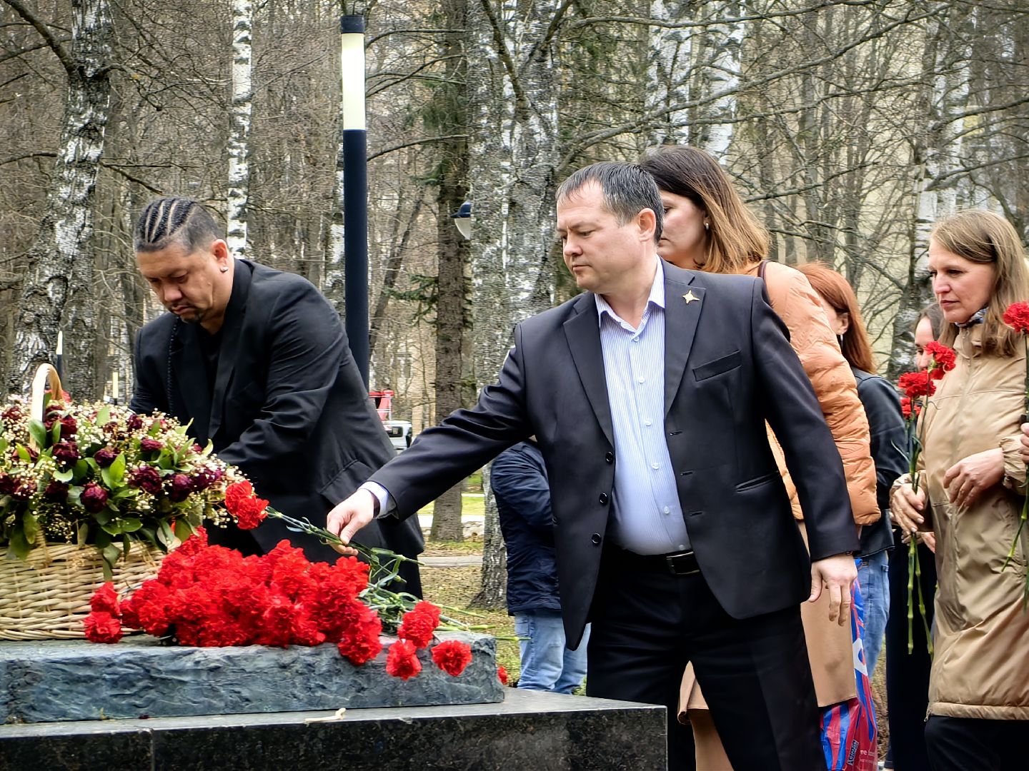 день космонавтики, памятник Юрию Гагарину, возложение цветов, Космонавт Борис Волынов,