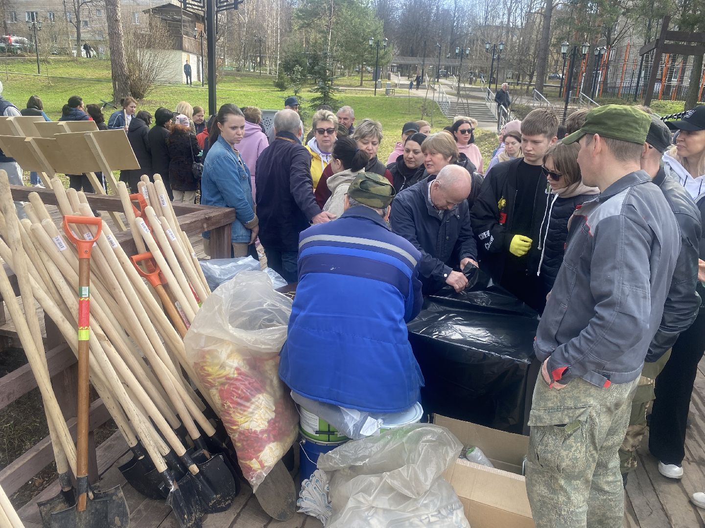 субботник во Власихе, городской субботник, власиха субботник, чистота во Власихе, уборка во Власихе, верхнее озеро во Власихе,