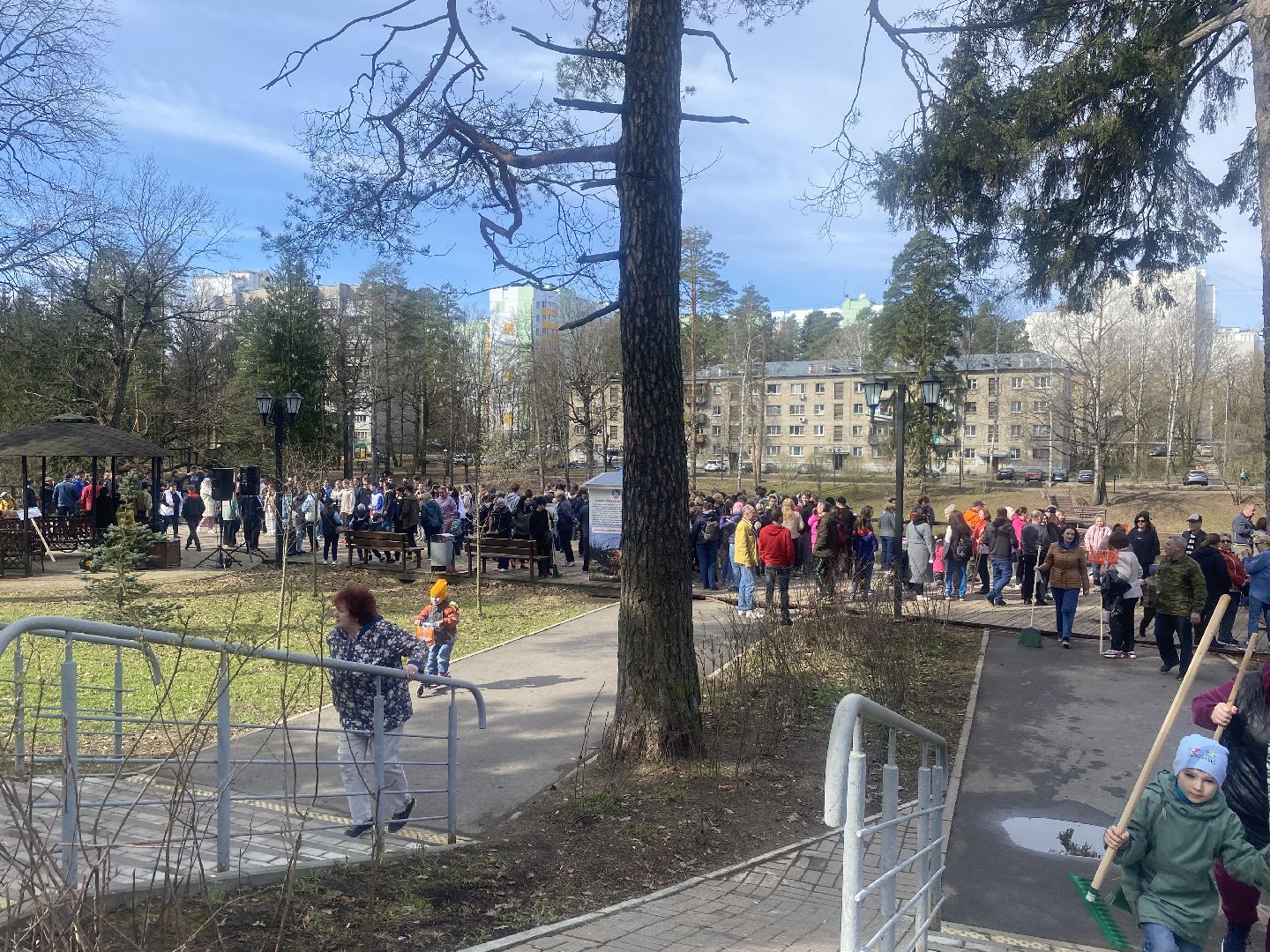 субботник во Власихе, городской субботник, власиха субботник, чистота во Власихе, уборка во Власихе, верхнее озеро во Власихе,