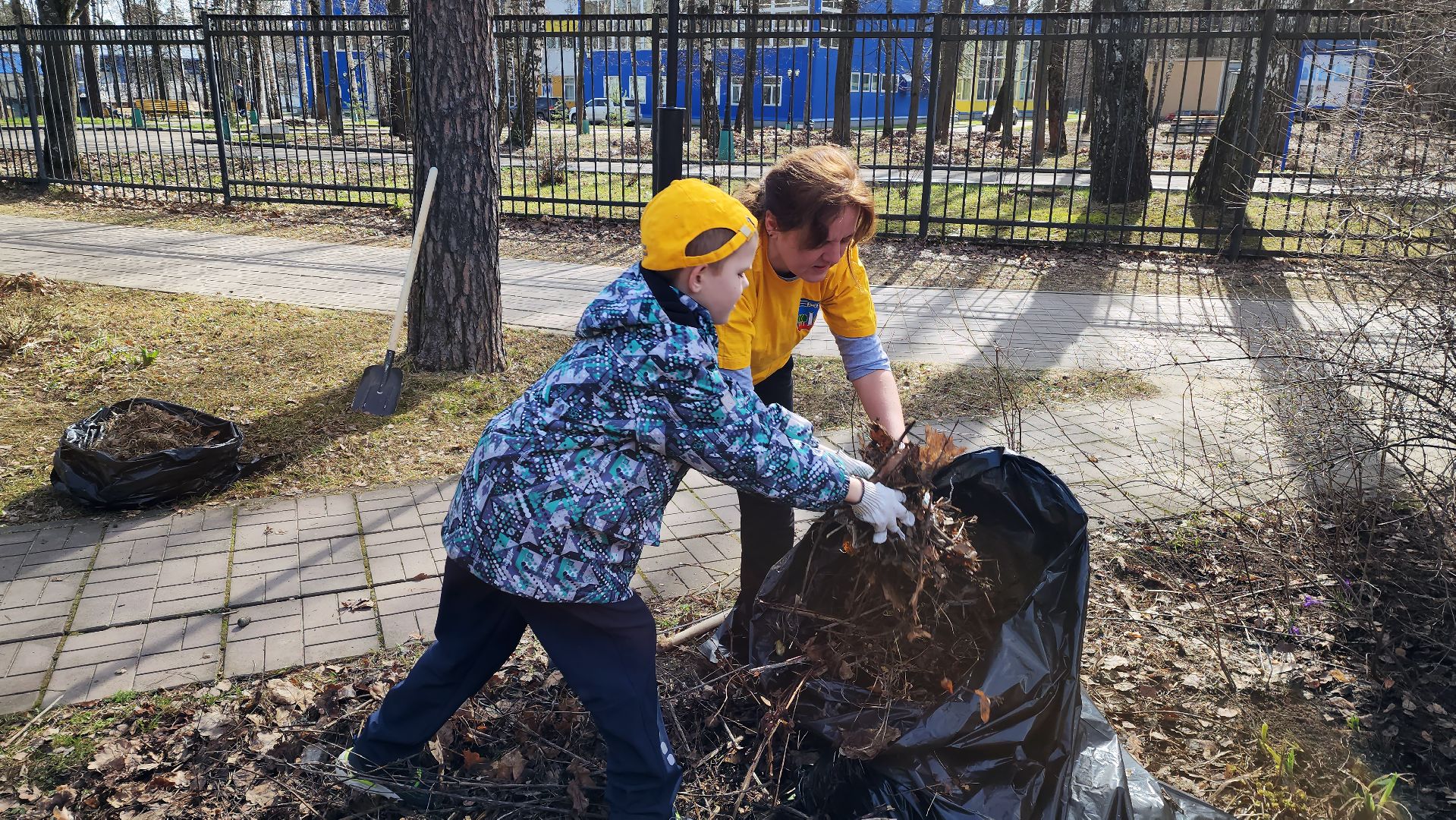 красногорск, субботник, детский городок Сказочный, общество инвалидов, особенные дети,