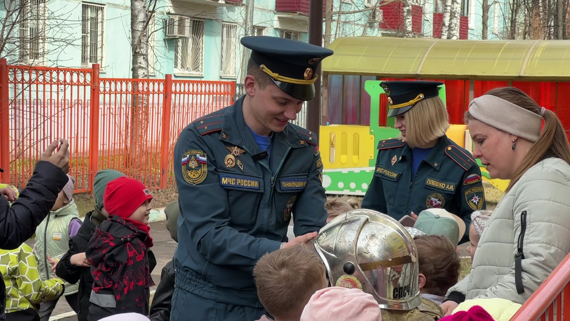 Реутов, детский, сад, МЧС, пожарная техника, люстра, пожарный рукав, вода,