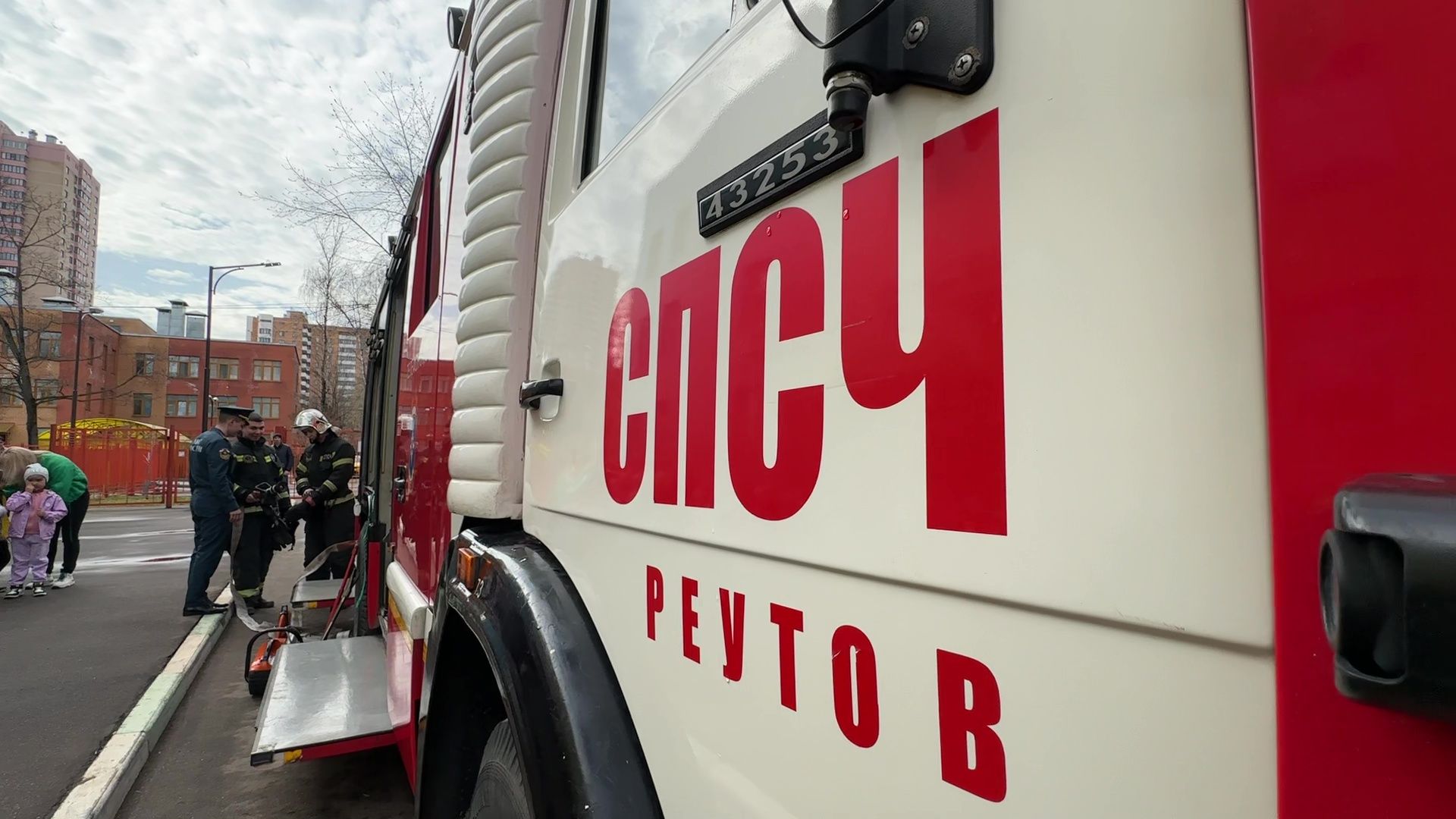 Реутов, детский, сад, МЧС, пожарная техника, люстра, пожарный рукав, вода,