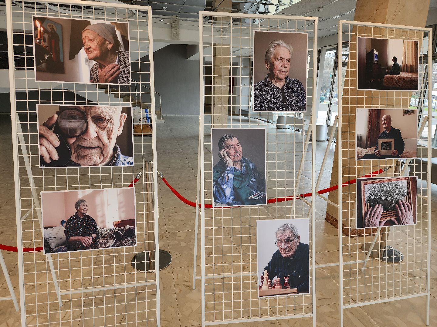 серебряные волонтеры, интернат, пожилые люди, экспозиция, фотовыставка, помощь людям,