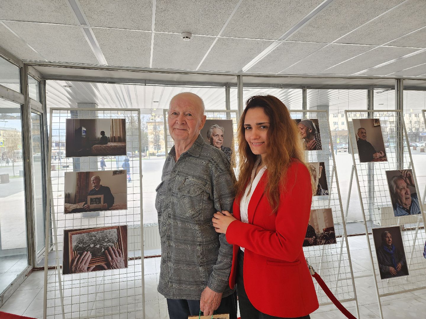 серебряные волонтеры, интернат, пожилые люди, экспозиция, фотовыставка, помощь людям,