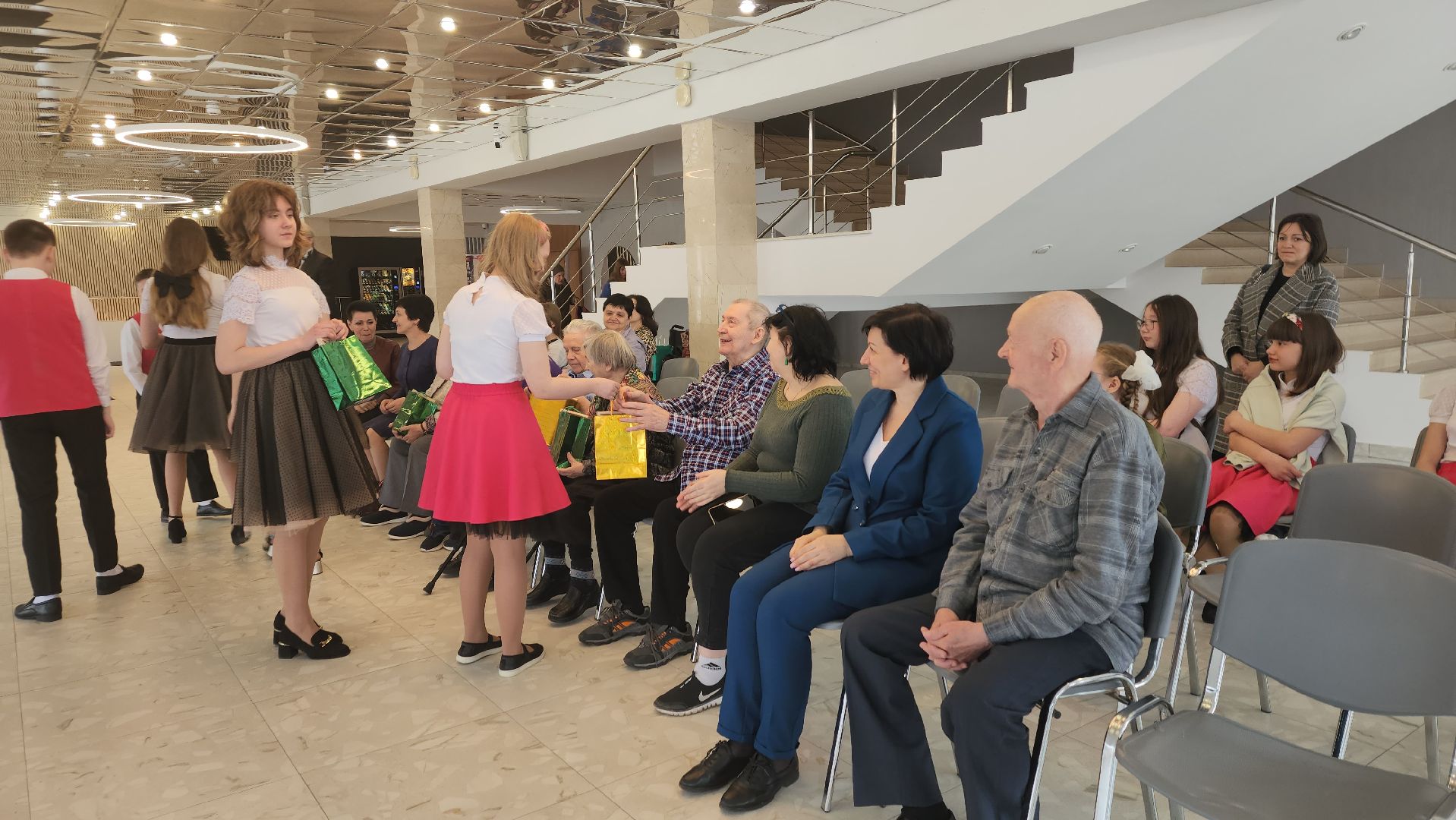 серебряные волонтеры, интернат, пожилые люди, экспозиция, фотовыставка, помощь людям,