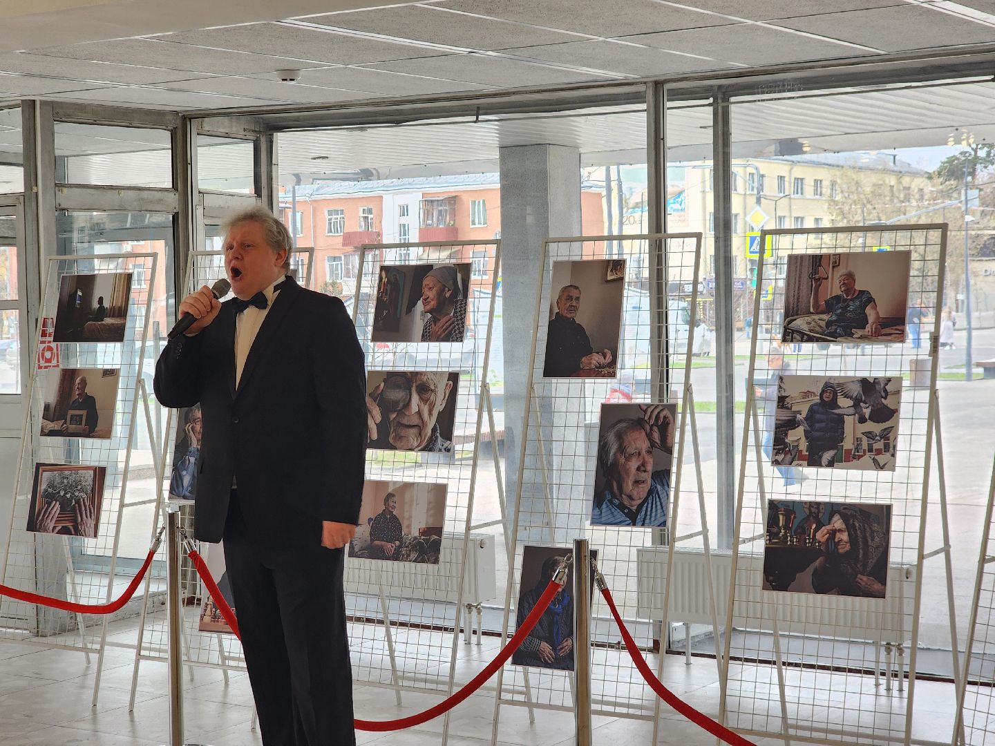 серебряные волонтеры, интернат, пожилые люди, экспозиция, фотовыставка, помощь людям,