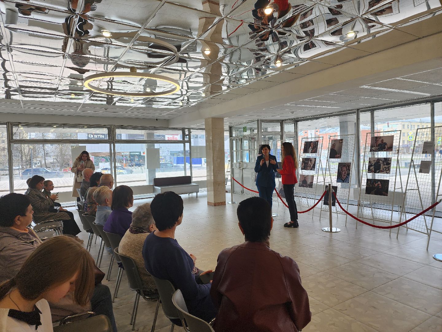 серебряные волонтеры, интернат, пожилые люди, экспозиция, фотовыставка, помощь людям,