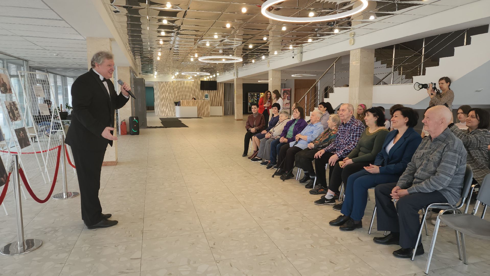 серебряные волонтеры, интернат, пожилые люди, экспозиция, фотовыставка, помощь людям,