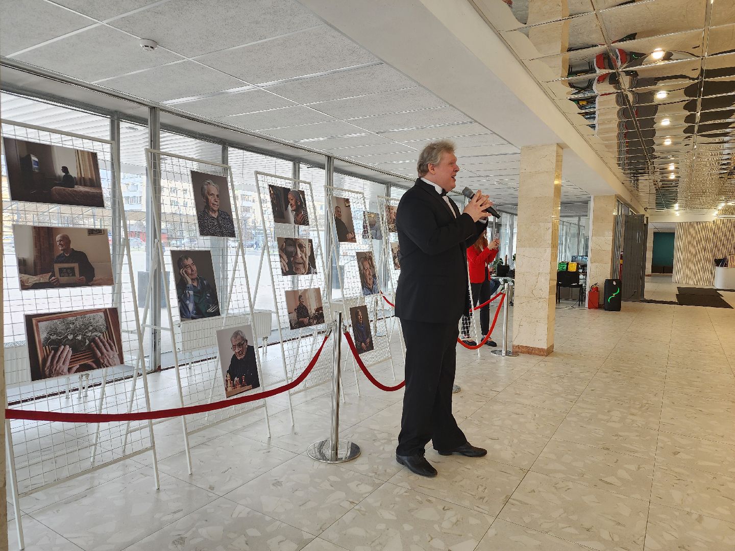 серебряные волонтеры, интернат, пожилые люди, экспозиция, фотовыставка, помощь людям,