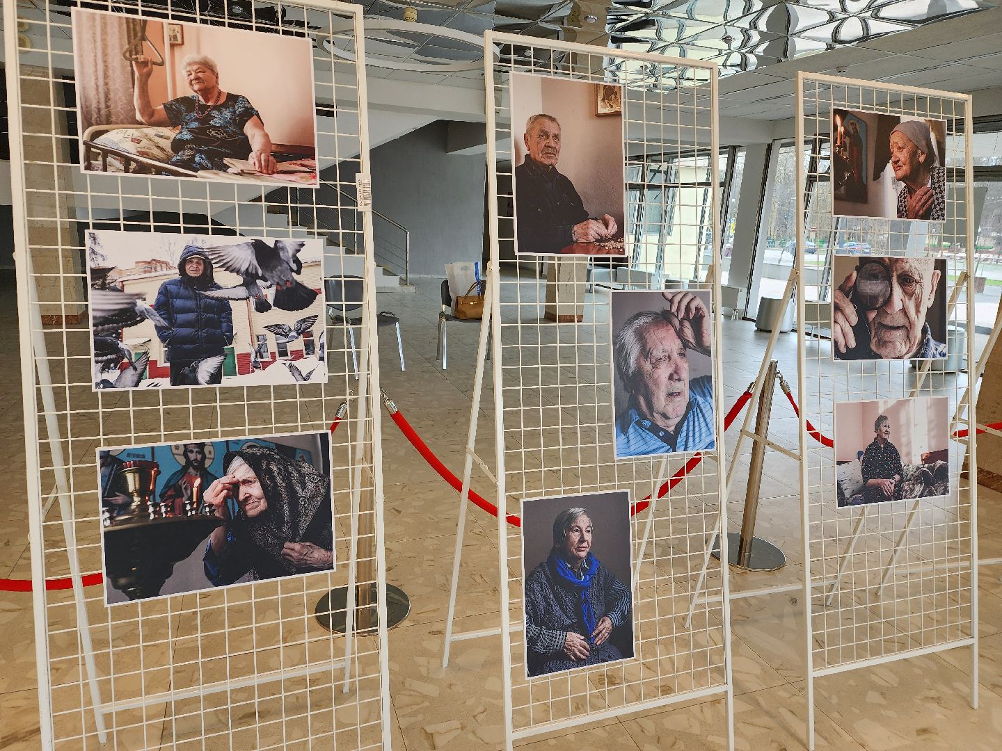 серебряные волонтеры, интернат, пожилые люди, экспозиция, фотовыставка, помощь людям,