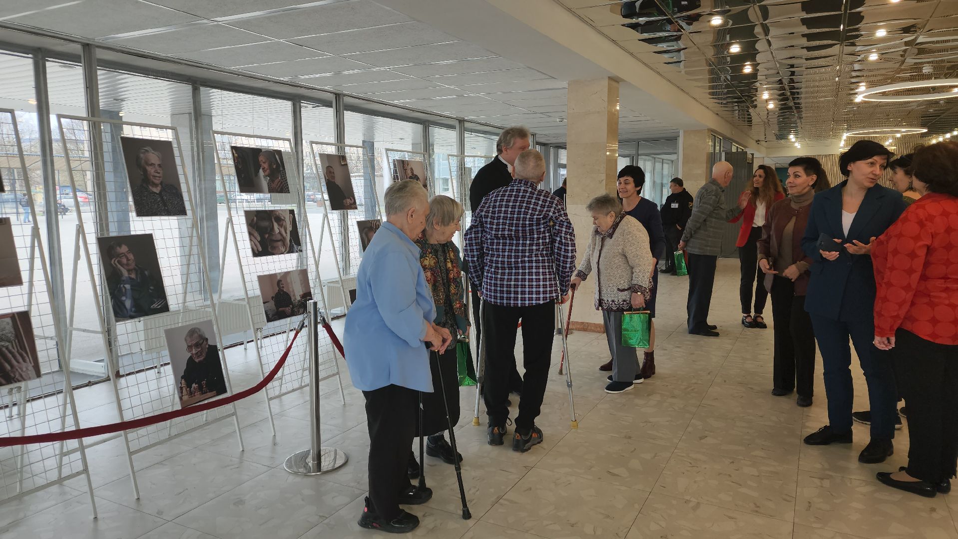 серебряные волонтеры, интернат, пожилые люди, экспозиция, фотовыставка, помощь людям,