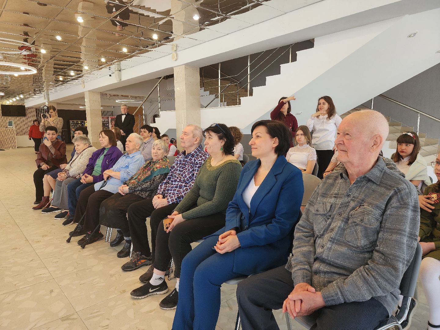 серебряные волонтеры, интернат, пожилые люди, экспозиция, фотовыставка, помощь людям,