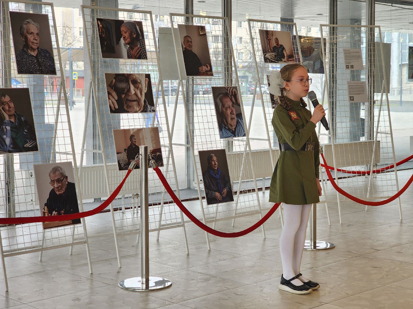 серебряные волонтеры, интернат, пожилые люди, экспозиция, фотовыставка, помощь людям,