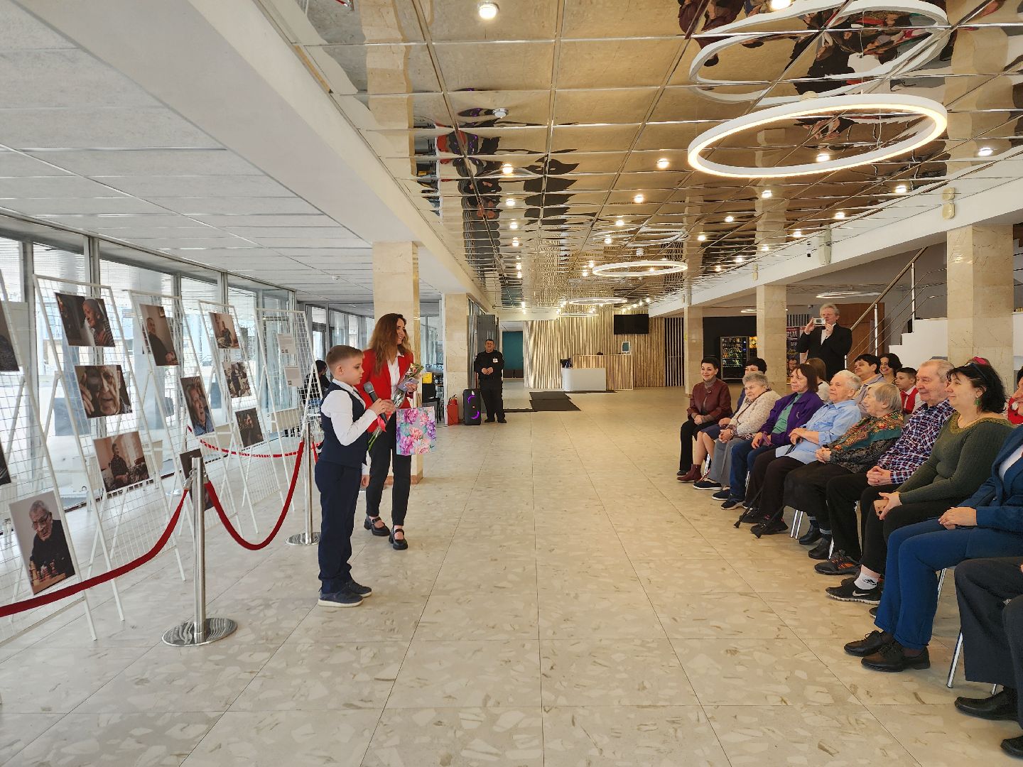 серебряные волонтеры, интернат, пожилые люди, экспозиция, фотовыставка, помощь людям,