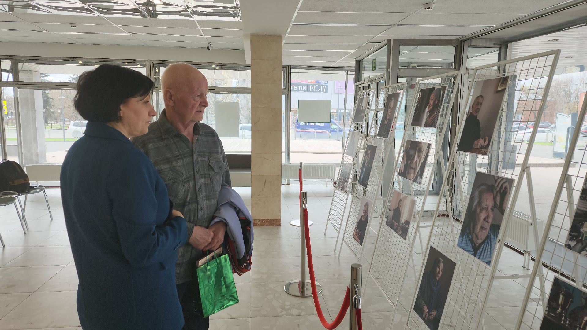 серебряные волонтеры, интернат, пожилые люди, экспозиция, фотовыставка, помощь людям,