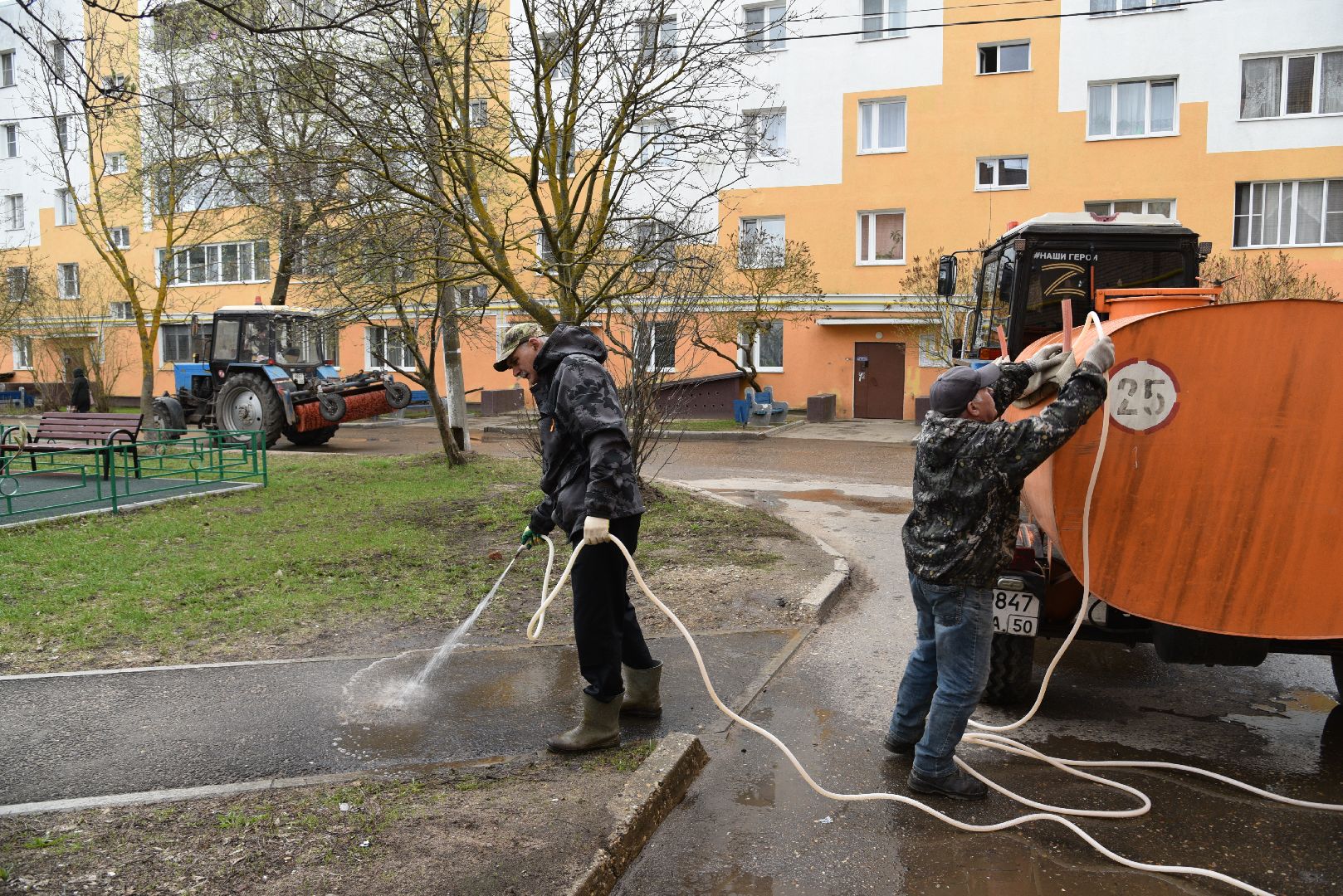 лотошино, благоуйстройство, уборка дворов после зимы, уборка детских площадок,