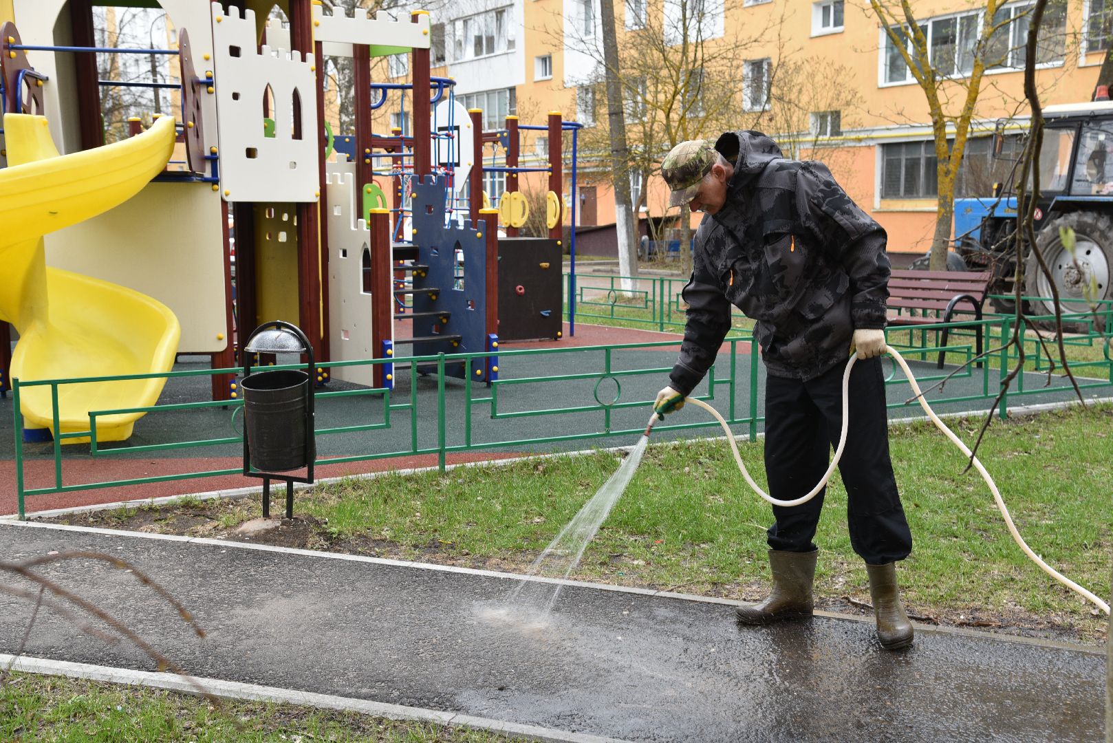 лотошино, благоуйстройство, уборка дворов после зимы, уборка детских площадок,